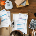 Factures comptables avec tampon acquittée et calculatrice sur bureau